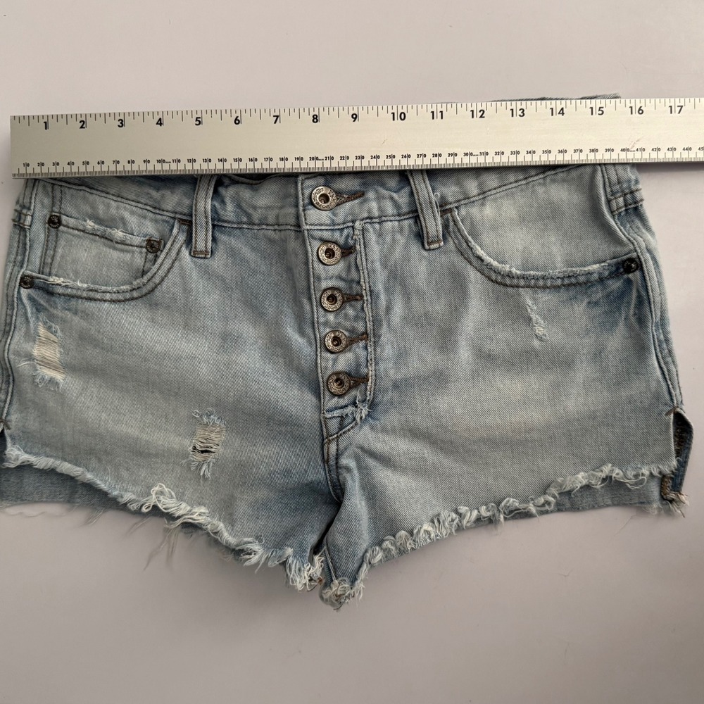 Free People Womens Light Wash Distressed Denim Cut Off Shorts Button Fly Size 27 - Picture 10 of 16